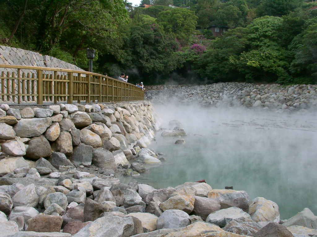 Suối khoáng nóng Bang - địa điểm du lịch Quảng Bình Suối khoáng nóng Bang - địa điểm du lịch Quảng Bình